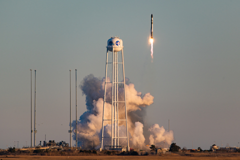 Electron_launches_from_Rocket_Lab_Complex_2_on_Wallops_Island,_Virginia.jpg